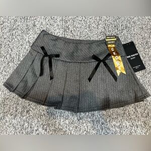 Free Haven Jrs Gray/ White Pinstripe Pleated Skort with Black Bow Accents. NWT